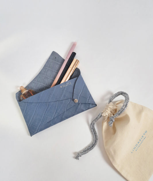 Fenntartható, designer, egyedi bőr kártyartók / pénztárcák magyar iparművész tervezőtől, prémium olasz bőreinkből, személyre szabott ajándék felirat /monogram ~
Sustainable, unique cardholder wallets made with love from our leather dead stock archive. Limited numbers, custom colours, personalization, gift wrapped.