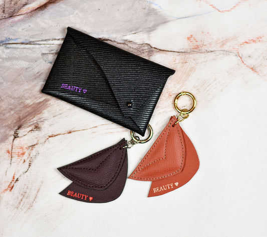 Fenntartható, designer márka, egyedi bőr szív charm, kulcstartó / táska dísz, magyar iparművész táskatervező, prémium olasz bőrök, személyre szabott ajándék felirat /monogram ~
Personalised leather abstract heart bag charms, key ring, key chain made with love from our leather dead stock archive. Limited numbers, custom colours, personalization, gift wrapped.