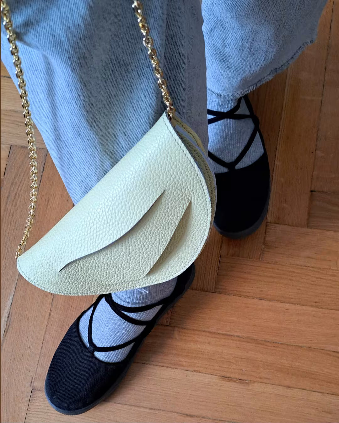 Premium leather contemporary handbag, pastel yellow Dune clutch to shoulder bag, crafted by Budapest based fashion brand. Vaj pasztell sárga, valódi bőr designer alkalmi táska, 2026 tavaszi színek, magyar tervezői válltáska.