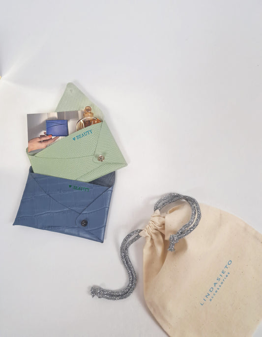 Fenntartható, designer, egyedi bőr kártyartók / pénztárcák magyar iparművész tervezőtől, prémium olasz bőreinkből, személyre szabott ajándék felirat /monogram ~
Sustainable, unique cardholder wallets made with love from our leather dead stock archive. Limited numbers, custom colours, personalization, gift wrapped.