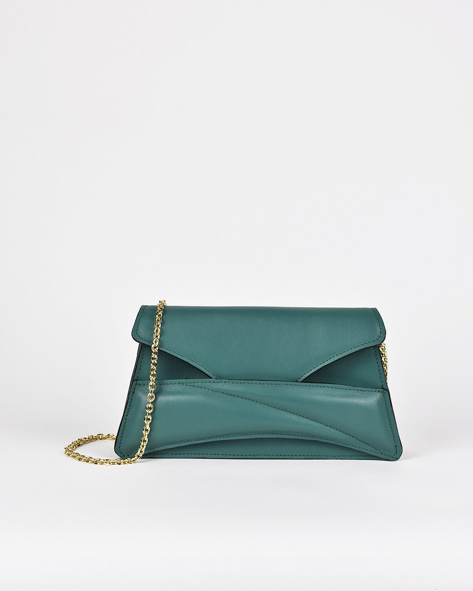 Jade green leather designer clutch to crossbody bag, purse with unique wrist strap, gold chain shoulder strap by Budapest based fashion brand. Egyedi magyar bőr borítéktáska, zöld női táska, arany lánc vállpánttal.