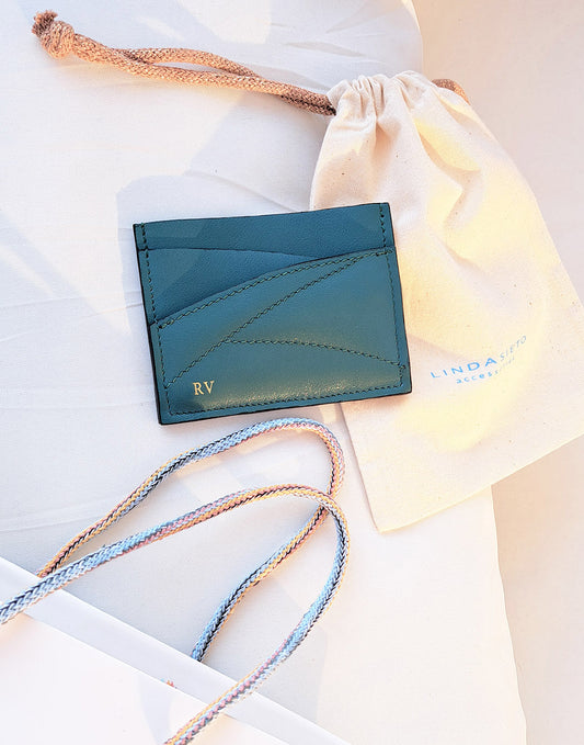 Fenntartható, egyedi bőr kártyartók / designer pénztárcák magyar iparművész tervezőtől, prémium olasz bőreinkből, személyre szabott ajándék felirat /monogram ~
Sustainable, unique cardholder wallets, small leather accessories crafted from leather dead stock archive. Limited numbers, custom colours, personalization, gift wrapped.