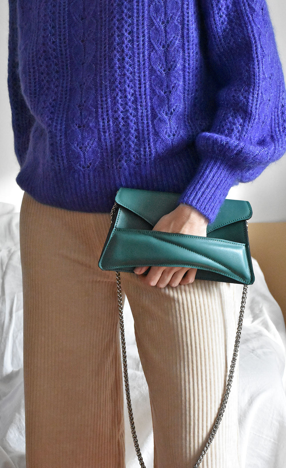 Jade green leather designer clutch to crossbody bag, purse worn in hand by unique wrist strap by Budapest based fashion brand. Egyedi magyar bőr borítéktáska, zöld női táska.