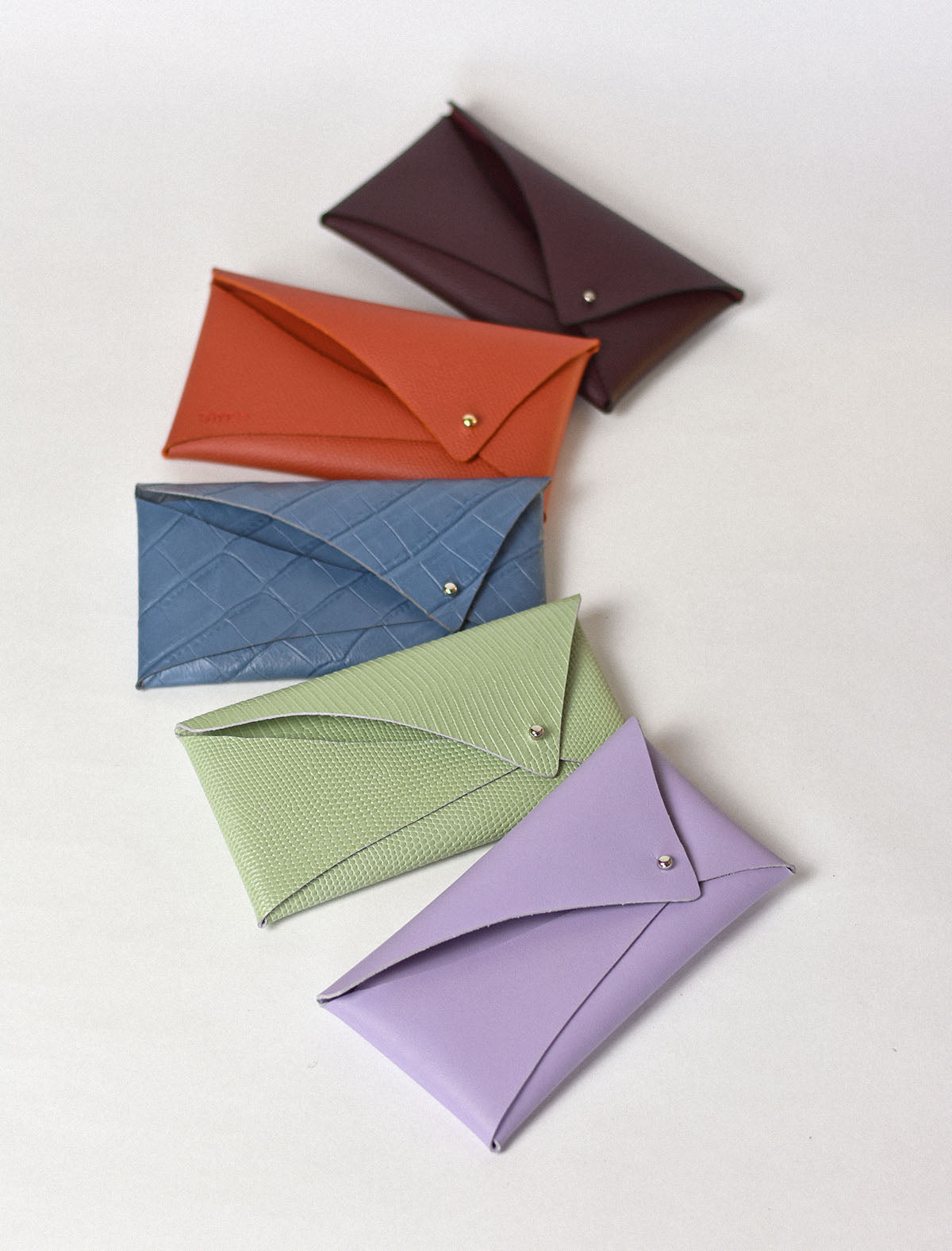 Fenntartható, designer, egyedi bőr kártyartók / pénztárcák magyar iparművész tervezőtől, prémium olasz bőreinkből, személyre szabott ajándék felirat /monogram ~
Sustainable, unique cardholder wallets made with love from our leather dead stock archive. Limited numbers, custom colours, personalization, gift wrapped.