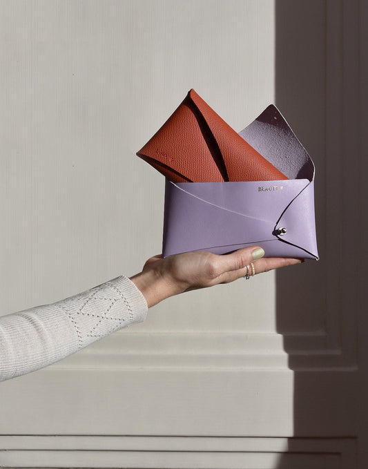 Fenntartható, designer, egyedi bőr kártyartók / pénztárcák magyar iparművész tervezőtől, prémium olasz bőreinkből, személyre szabott ajándék felirat /monogram ~
Sustainable, unique cardholder wallets made with love from our leather dead stock archive. Limited numbers, custom colours, personalization, gift wrapped.