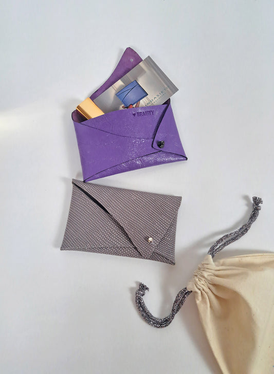 Fenntartható, designer, egyedi bőr kártyartók / pénztárcák magyar iparművész tervezőtől, prémium olasz bőreinkből, személyre szabott ajándék felirat /monogram ~
Sustainable, unique cardholder wallets made with love from our leather dead stock archive. Limited numbers, custom colours, personalization, gift wrapped.