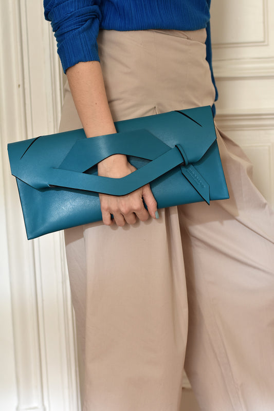 Lindasieto prémium, türkiz kék, alkalmi, valódi bőr Triangular Slashed designer clutch táska, magyar tervezői táska márka, monogrammal. Personalised, sculptural, teal blue Italian nappa leather, handmade elegant occasion clutch bag, unique wrist strap, wedding clutch gift, Budapest fashion brand.