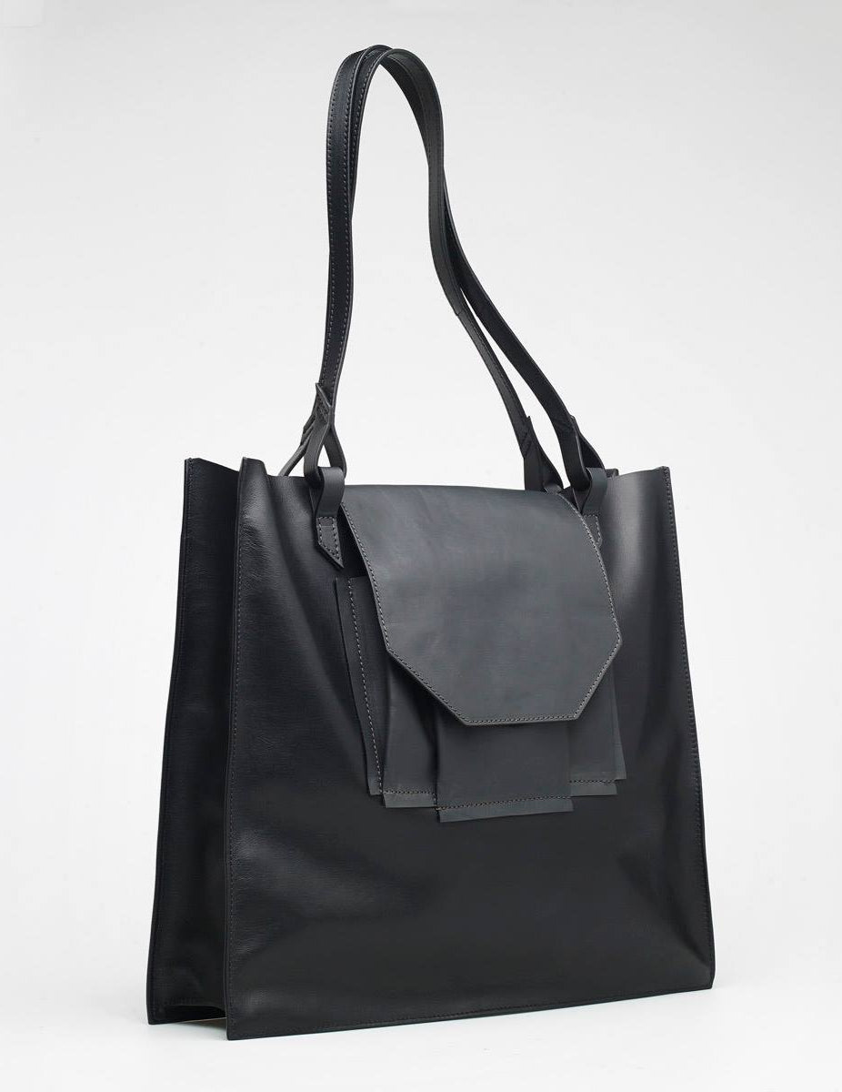 slouchy soft black leather designer tote bag handcrafted by Budapest based fashion designer label. magyar egyedi fekete puha bőr táska, kézzel készült válltáska.