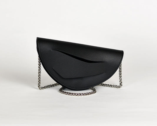 Lindasieto Mini Dune, fekete bőr magyar designer táska, válltáska, tervezői márka. Sculptural, minimalist clutch bag, genuine Italian leather, custom colors, black handbag, luxury crossbody purse with unique wrist strap by Hungarian, Budapest based independent designer.