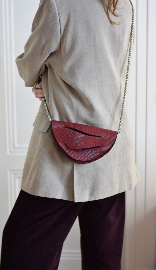 Egyedi piros bőr designer crossbody táska, magyar iparművész táska tervező,  prémium olasz bőrök, személyre szabott ajándék felirat /monogram, magyar márka ~
Sustainable, unique dark red genuine leather half moon bag, handbag, Italian leather. Limited numbers, custom colors, personalization, Budapest based designer.