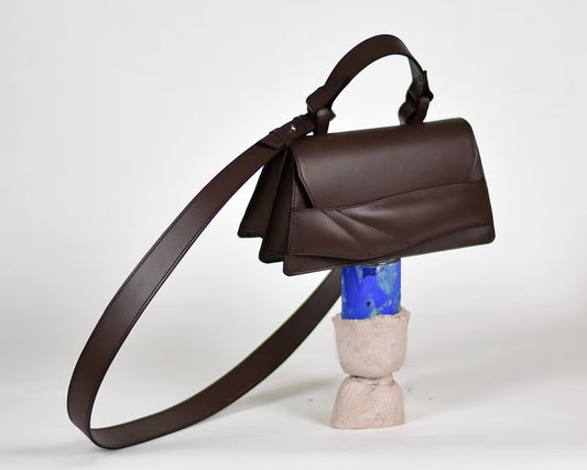 magyar designer csokolade barna bor taska, rad fashion, budapest design week. sculptural dark chocolate brown leather mini balance bag by Budapest based designer