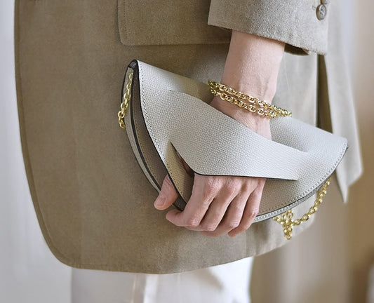 Lindasieto Mini Dune, fehér bőr magyar designer táska, válltáska, tervezői márka. Sculptural, minimalist clutch bag, genuine Italian leather, custom colors, off white handbag, luxury crossbody purse with unique wrist strap by Hungarian, Budapest based independent designer.