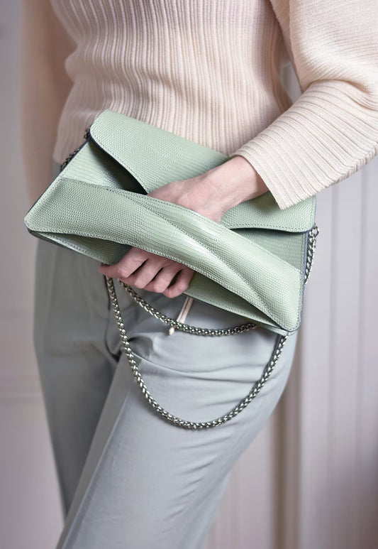 Lindasieto The Decisive Link Bag, melon green, designer, sculptural leather clutch to crossbody bag, contemporary purse held in hand with unique wrist strap on silver chain strap by Budapest based fashion brand. Egyedi, magyar valódi bőr elegáns táska, zöld női designer alkalmi válltáska, ezüst lánc pánttal.