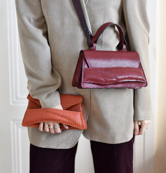 Fenntartható, designer márka, egyedi bőr táska, dísz, kulcstartó magyar iparművész táskatervező, prémium olasz bőrök, személyre szabott ajándék felirat /monogram ~
Sustainable, unique crossbody, handbag, charms, keyring, keychain, Italian leathers. Limited numbers, custom colors, personalization, gift wrapped.