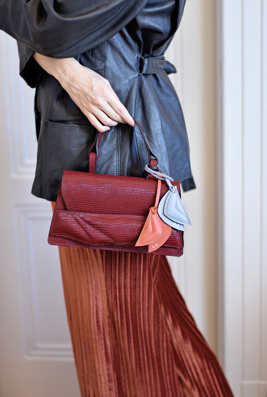 Fenntartható, designer márka, egyedi bőr szív charm, kulcstartó / táska dísz, magyar iparművész táskatervező,  prémium olasz bőrök, személyre szabott ajándék felirat /monogram ~
Personalised leather abstract heart bag charms, key ring, key chain made with love from our leather dead stock archive. Limited numbers, custom colours, personalization,  gift wrapped.