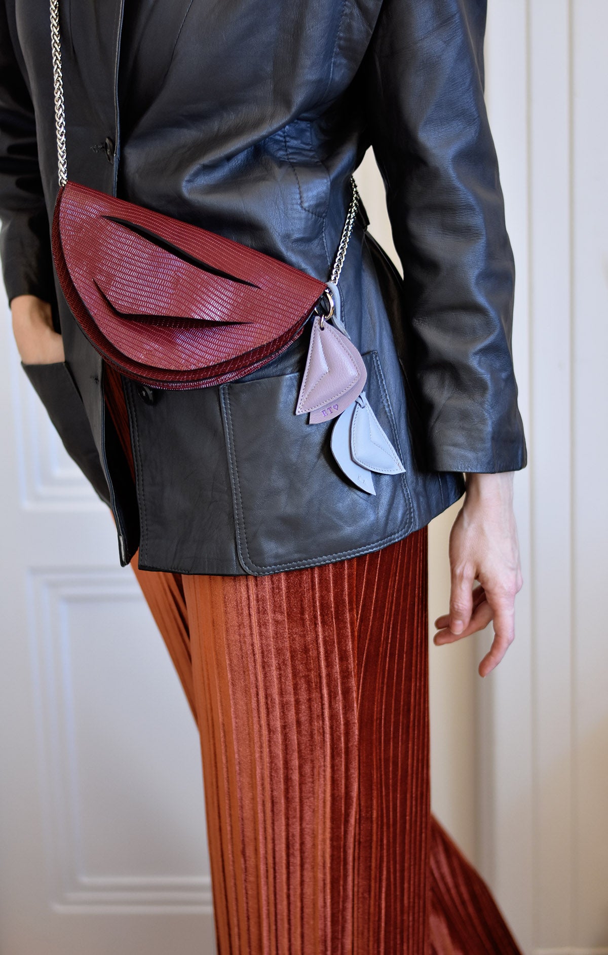 Fenntartható, designer márka, egyedi bőr szív charm, kulcstartó / táska dísz, magyar iparművész táskatervező, prémium olasz bőrök, személyre szabott ajándék felirat /monogram ~
Personalised leather abstract heart bag charms, key ring, key chain made with love from our leather dead stock archive. Limited numbers, custom colours, personalization, gift wrapped.