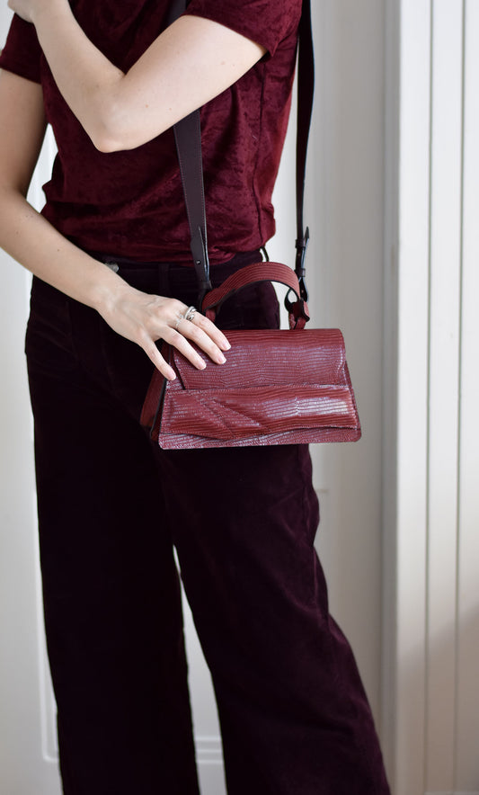 Fenntartható, designer márka, piros, bordó bőr táska, 2025 ősz, kulcstartó magyar iparművész táskatervező, prémium olasz bőrök, személyre szabott ajándék felirat /monogram ~
Sustainable, unique crossbody, top handle bag, handbag, charms, keyring, keychain, Italian leather. Limited numbers, custom colors, personalization, gift wrapped.