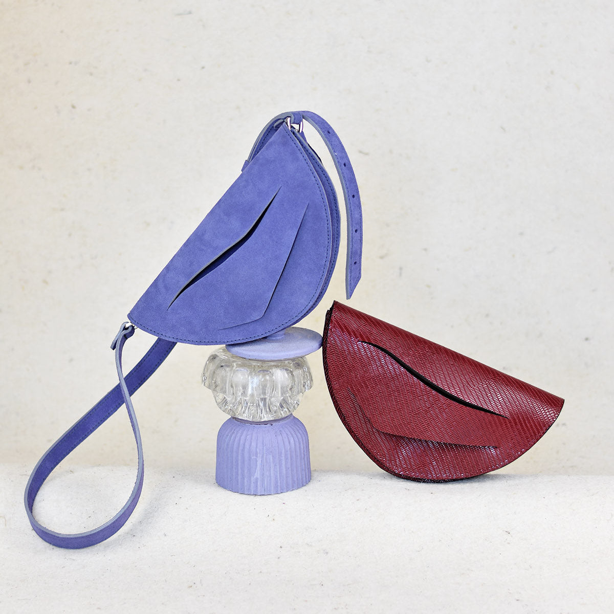 lila és bordó dune bag magyar designer prémium bőr alkalmi táska, ajándék ötlet lindasieto. lilac suede leather halfmoon clutch to crossbody bag, unique wrist strap, from holiday, evening collection