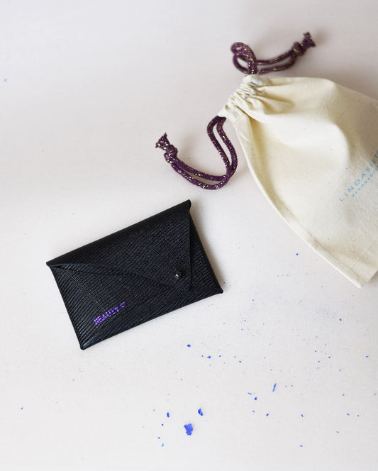 Fenntartható, designer, egyedi bőr kártyartók / pénztárcák magyar iparművész tervezőtől, prémium olasz bőreinkből, személyre szabott ajándék felirat /monogram ~
Sustainable, unique cardholder wallets made with love from our leather dead stock archive. Limited numbers, custom colours, personalization, gift wrapped.