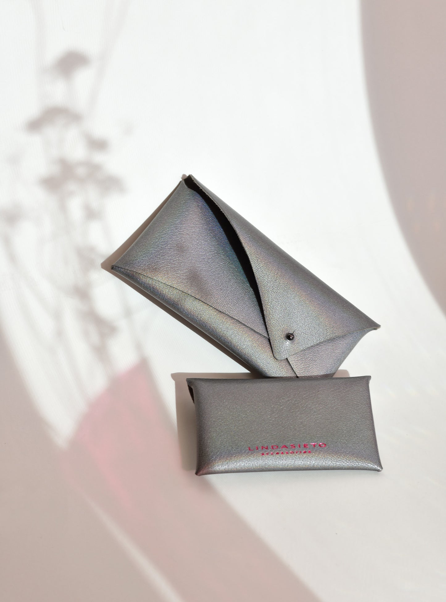 Womens handmade leather cardholder wallets, a larger and a mini style in metallic grey with nebula color effect. Női designer bőr kártyatartó, pénztárca magyar tervezőtől.