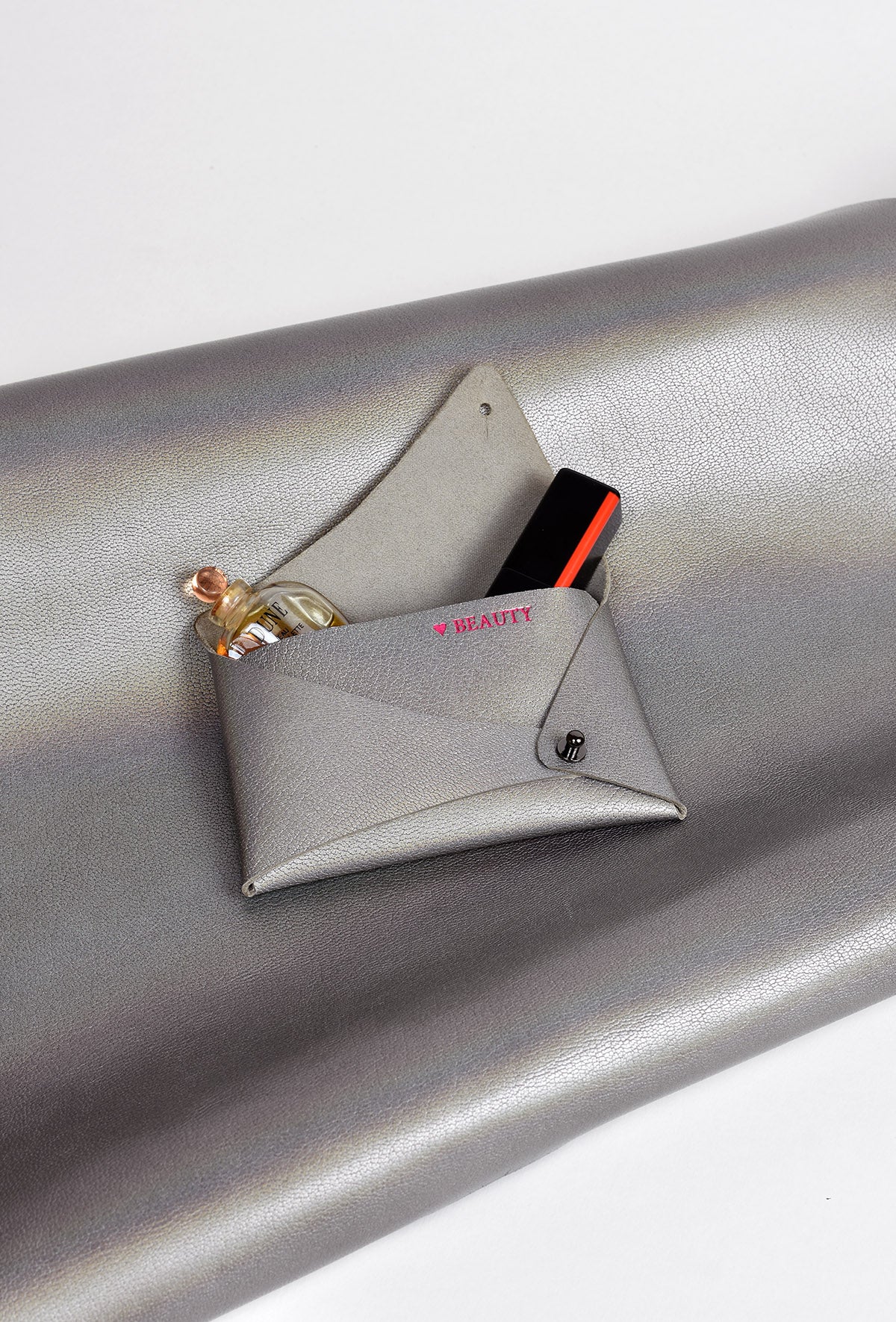 Unique gold, rose gold, silver foil monogram customization on personalized handmade leather clutch bags. Custom texts on matte and textured genuine Italian leather bags from Hungarian, Budapest based designer brand. Választható egyedi ajándék arany, rozé arany, ezüst monogram, felirat bőr designer boríték táskákon magyar tervező táskatervező.