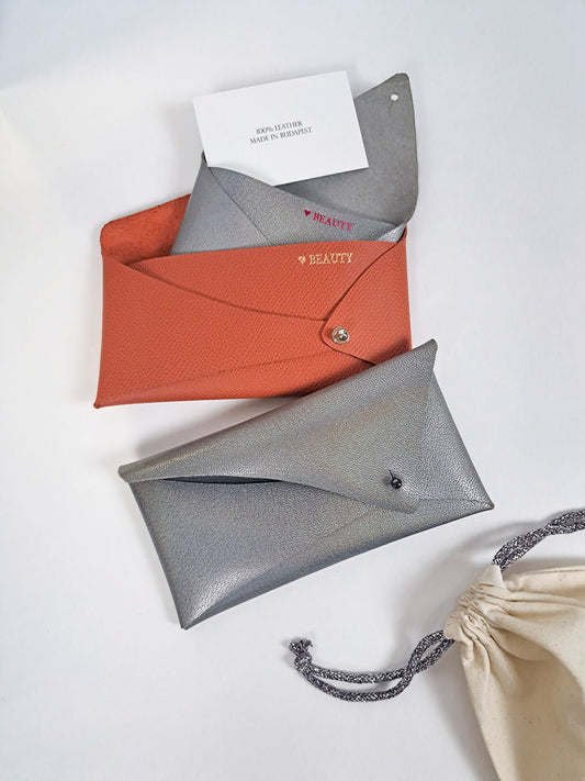 Fenntartható, egyedi bőr kártyartók / designer pénztárcák magyar iparművész tervezőtől, prémium olasz bőreinkből, személyre szabott ajándék felirat /monogram ~
Sustainable, unique cardholder wallets, small leather accessories crafted from leather dead stock archive. Limited numbers, custom colours, personalization, gift wrapped.