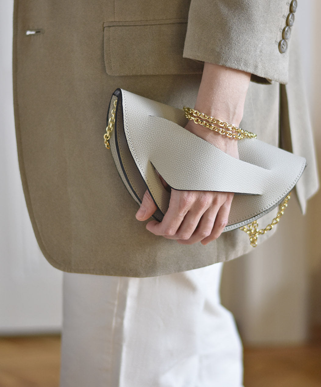 Egyedi bőr designer táska, magyar iparművész táska tervező, prémium olasz bőrök, személyre szabott ajándék felirat /monogram, magyar márka ~
Sustainable, unique off white genuine leather crossbody, half moon bag, handbag, charms, keyring, keychain, Italian leather. Limited numbers, custom colors, personalization, gift wrapped, Budapest based designer.