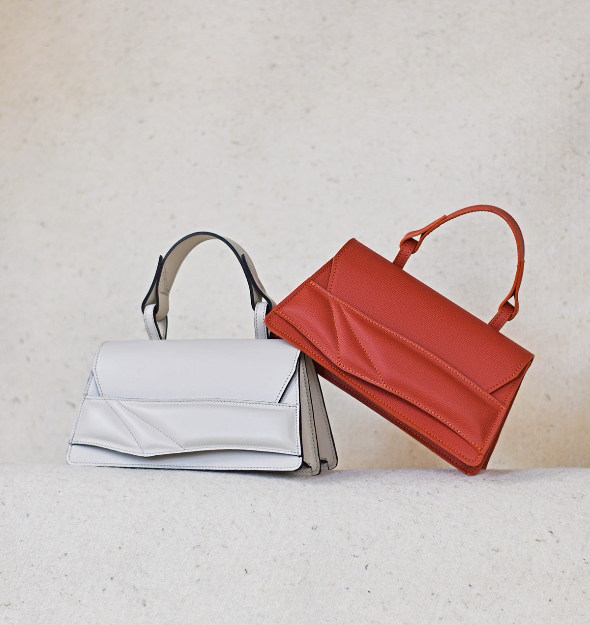 Magyar designer bőr crossbody táska, egyedi, női, uniszex, iparművész válltáska, különleges színekben, személyre szabott monogram, ajándék csomagolással. Handmade genuine leather crossbody bag by Budapest based fashion designer, unique wrist strap handle, gift wrap available. Limited quantities, ethical production.
