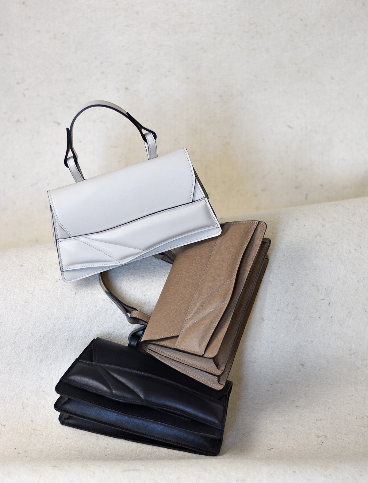 Magyar designer bőr crossbody táska, egyedi, női, uniszex, iparművész válltáska, különleges színekben, személyre szabott monogram, ajándék csomagolással. Handmade genuine leather crossbody bag by Budapest based fashion designer, unique wrist strap handle, gift wrap available. Limited quantities, ethical production.