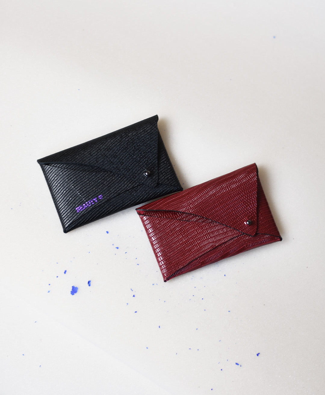 Fenntartható, designer, egyedi bőr kártyartók / pénztárcák magyar iparművész tervezőtől, prémium olasz bőreinkből, személyre szabott ajándék felirat /monogram ~
Sustainable, unique cardholder wallets made with love from our leather dead stock archive. Limited numbers, custom colours, personalization, gift wrapped.