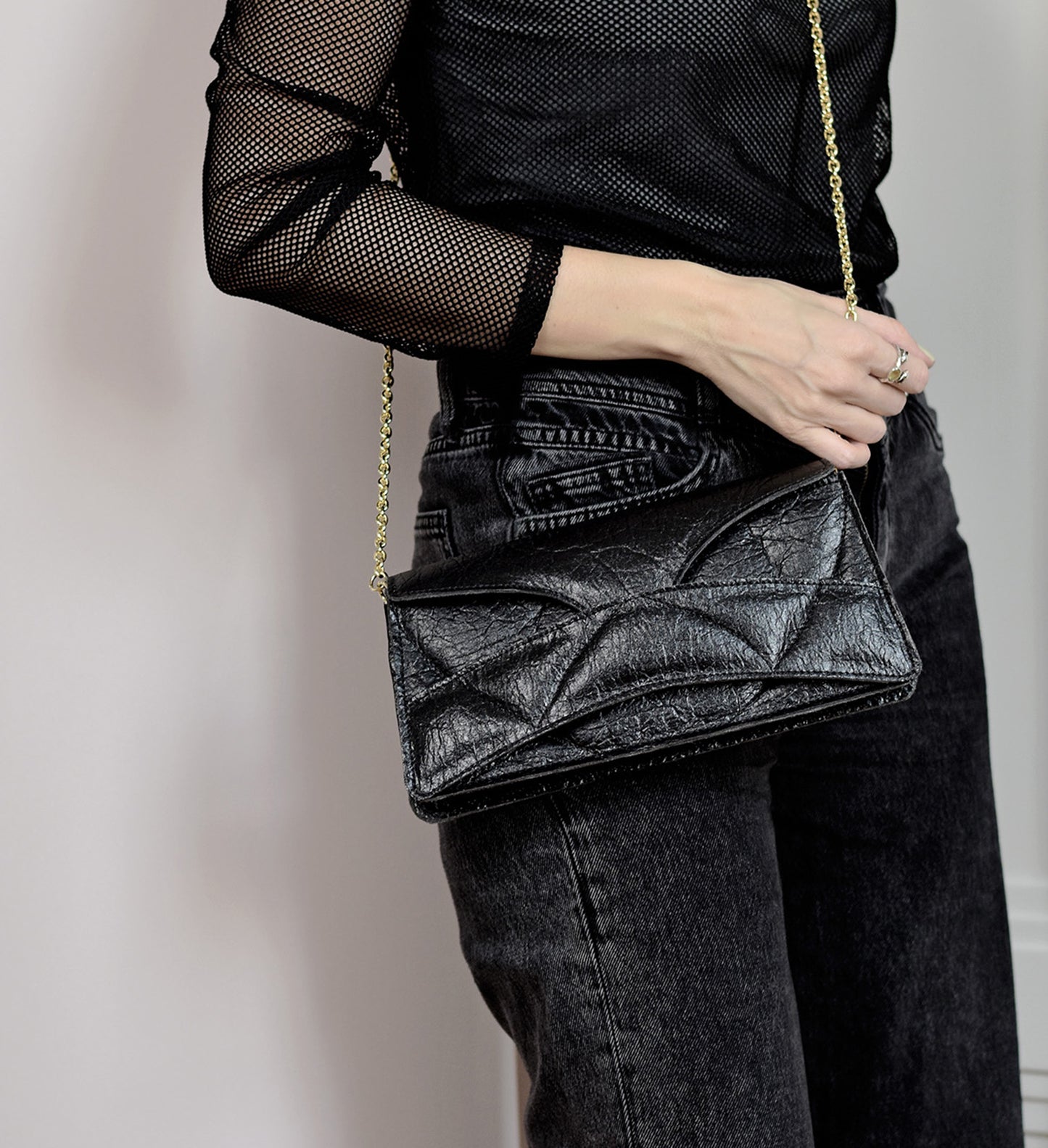 Fenntartható divat, variálható vegán designer táska, magyar iparművész tervezői táska márka, különleges színek, személyre szabott felirat,monogram, ajándék csomagolás. Vegan, plant-based Pinatex elegant occassion clutch bag, seen on Vogue, unique wrist strap, custom colors, personalized bridal clutch gift, Budapest, EU based fashion brand.