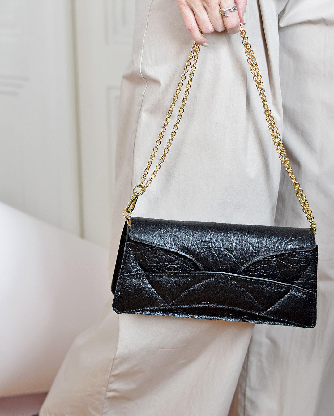 Handmade clutch bag handcrafted from genuine Italian leather, or vegan custom colors, black handbag, crossbody purse with unique wrist strap by Hungarian, Budapest based designer. Fekete, bordó választható színű bőr vegán designer borítéktáska, táska, válltáska magyar táskatervező márka.