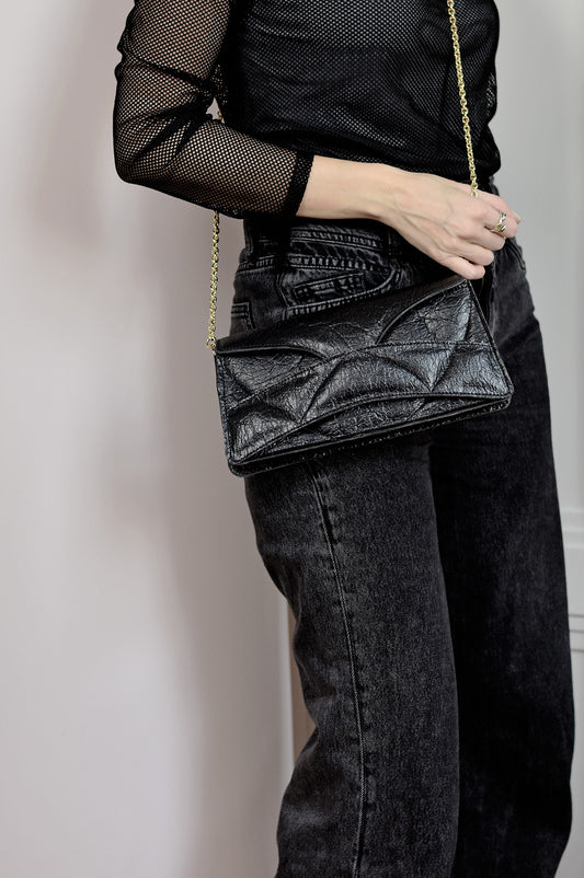 Handmade clutch bag handcrafted from genuine Italian leather, or vegan custom colors, black handbag, crossbody purse with unique wrist strap by Hungarian, Budapest based designer. Fekete, bordó választható színű bőr vegán designer borítéktáska, táska, válltáska magyar táskatervező márka.