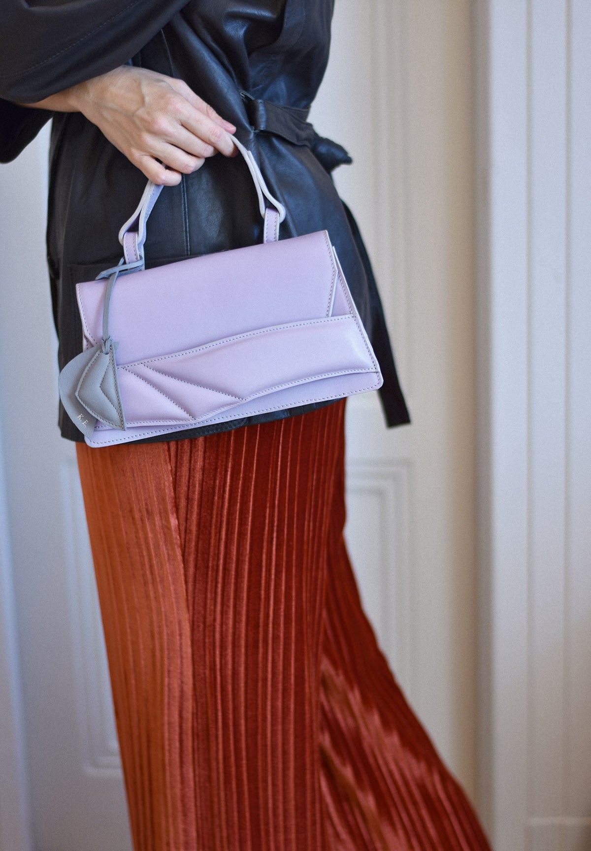 Fenntartható, designer márka, egyedi bőr szív charm, kulcstartó / táska dísz, magyar iparművész táskatervező, prémium olasz bőrök, személyre szabott ajándék felirat /monogram ~
Personalised leather abstract heart bag charms, key ring, key chain made with love from our leather dead stock archive. Limited numbers, custom colours, personalization, gift wrapped.