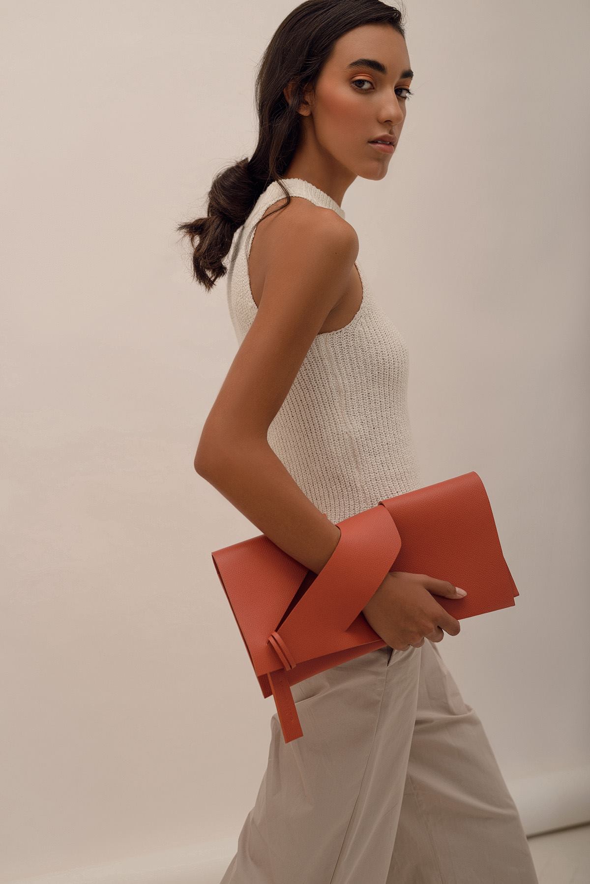 Prémium, narancs színű, bőr designer boríték clutch táska magyar tervezői táska márka, monogrammal. Personalised, orange Italian leather handmade elegant occassion clutch bag, unique wrist strap, wedding clutch gift, Budapest fashion brand.