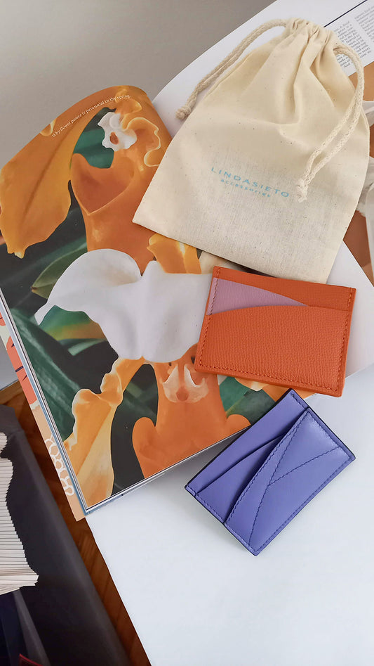 Fenntartható, egyedi bőr kártyartók / designer pénztárcák magyar iparművész tervezőtől, prémium olasz bőreinkből, személyre szabott ajándék felirat /monogram ~
Sustainable, unique cardholder wallets, small leather accessories crafted from leather dead stock archive. Limited numbers, custom colours, personalization, gift wrapped.