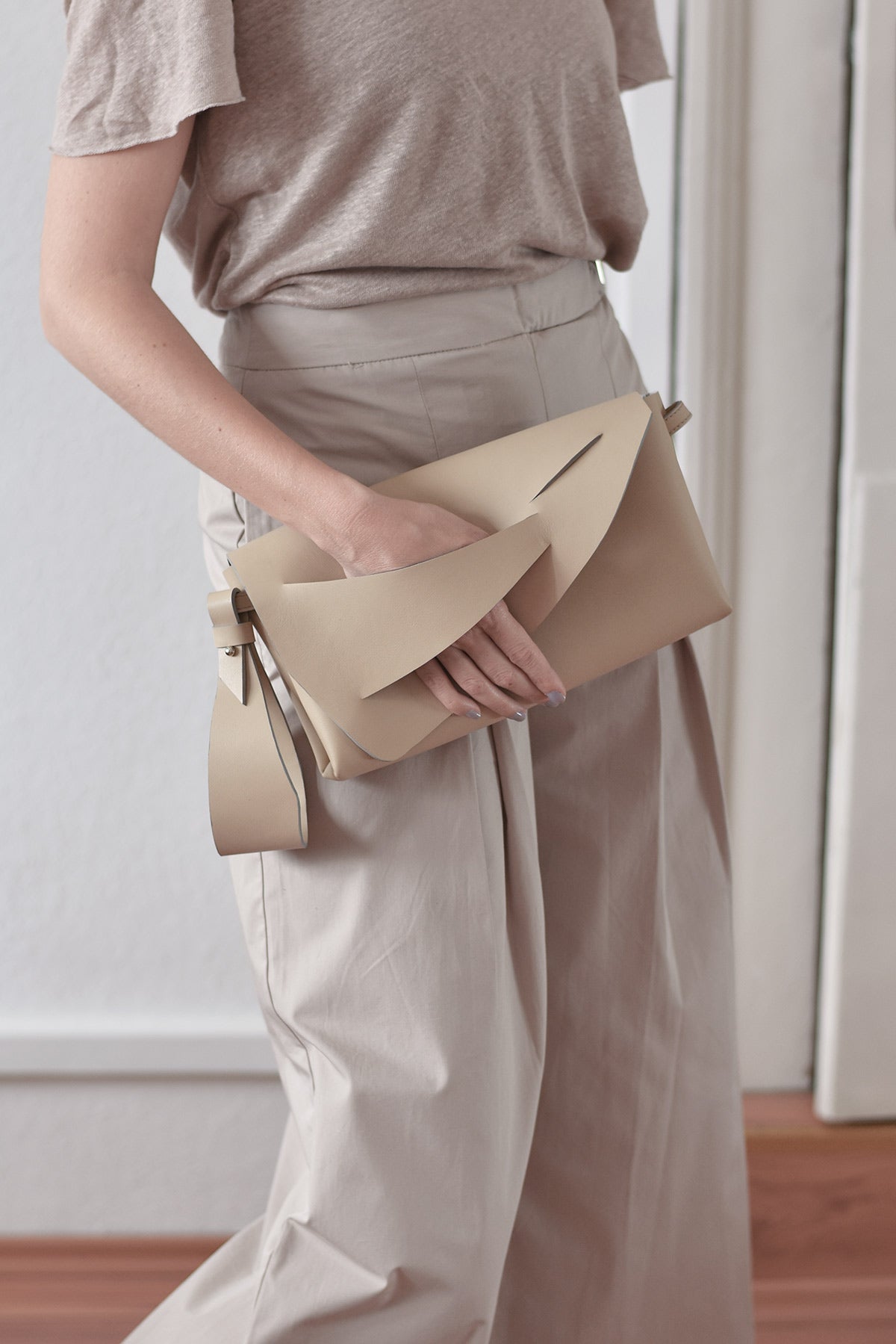 Prémium bőr designer borítéktáska magyar iparművész tervezői táska márka, különleges színek, személyre szabott felirat,monogram, ajándék csomagolás. Italian leather handmade elegant occassion clutch bag, seen on Vogue, unique wrist strap, custom colors, personalized bridal clutch gift, Budapest, EU based fashion brand.