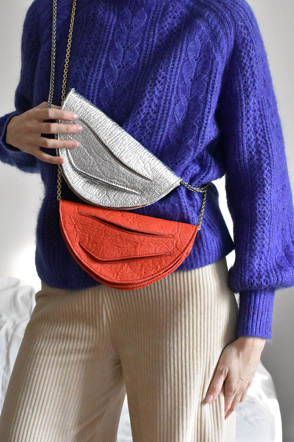 Handmade bridal,wedding clutch bag handcrafted from plant-based,vegan material, custom colors,elegant,white,silver, pink handbag, crossbody purse with unique wrist strap,anniversary gift by Budapest,EU based designer. Elegáns, egyedi, vegán designer borítéktáska, menyasszonyi táska, válltáska magyar táskatervező márka.