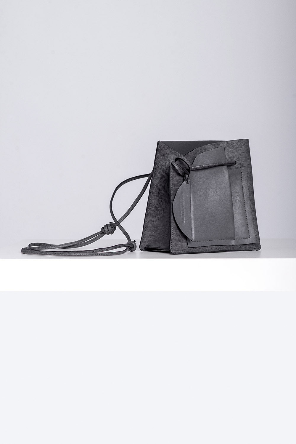 Grey leather bucket bag by Budapest based fashion designer label. Egyedi bőr táska, crossbody.
