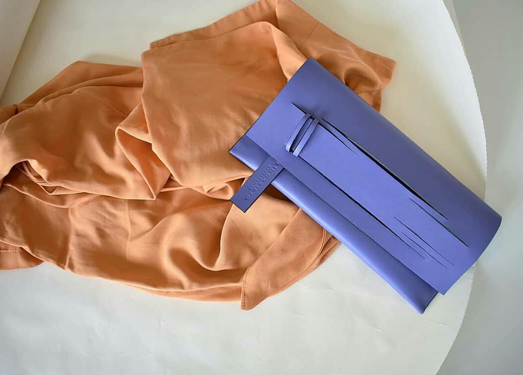 Handmade clutch bag handcrafted from genuine Italian leather, or vegan custom colors, neutral, light taupe handbag, crossbody purse with unique wrist strap by Hungarian, Budapest based designer. Neutrális, taupe választható színű bőr designer borítéktáska, táska, válltáska magyar táskatervező márka.