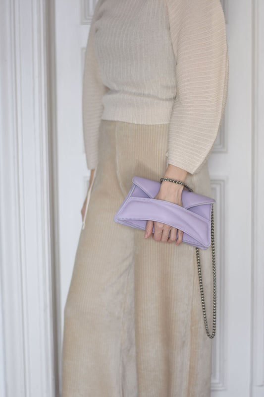 Lilac mauve leather designer clutch to crossbody bag, purse  with unique wrist strap, silver chain strap by Budapest based fashion brand. Egyedi magyar bőr borítéktáska, lila női táska, ezüst lánc vállpánttal.