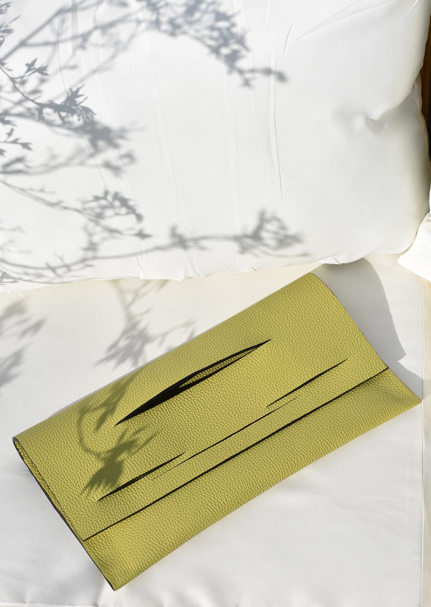 Prémium bőr designer borítéktáska magyar iparművész tervezői táska márka, különleges színek, személyre szabott felirat,monogram, ajándék csomagolás. Italian leather handmade elegant occassion clutch bag, seen on Vogue, unique wrist strap, custom colors, personalized bridal clutch gift, Budapest, EU based fashion brand.