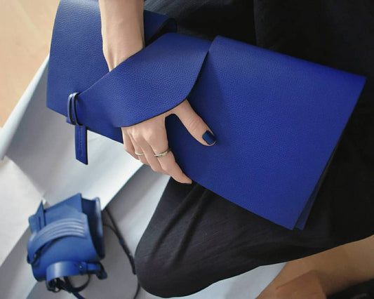 Lindasieto sculptural, minimalist clutch bag handcrafted from genuine Italian leather, custom colors, cobalt blue handbag, purse with unique wrist strap by Hungarian, Budapest, EU based designer. Kobalt kék, választható színű bőr designer boríték clutch táska, esküvő, menyasszony táska, magyar táskatervező márka.