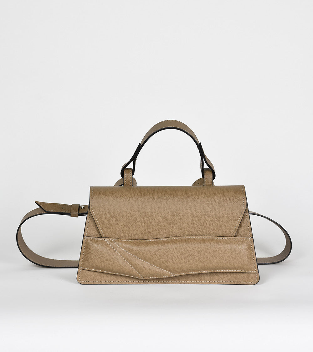 Magyar designer bőr crossbody táska, egyedi, női, uniszex, iparművész válltáska, különleges színekben, személyre szabott monogram, ajándék csomagolással. Handmade genuine leather crossbody bag by Budapest based fashion designer, unique wrist strap handle, gift wrap available. Limited quantities, ethical production.