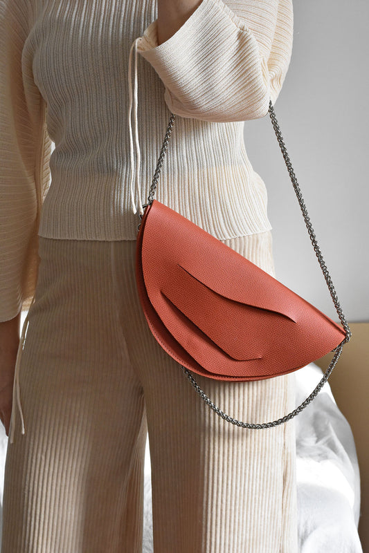 Egyedi bőr designer táska, magyar iparművész táska tervező,  prémium olasz bőrök, személyre szabott ajándék felirat /monogram, magyar márka ~
Sustainable, unique orange genuine leather crossbody, half moon bag, handbag, charms, keyring, keychain, Italian leather. Limited numbers, custom colors, personalization, gift wrapped, Budapest based designer.