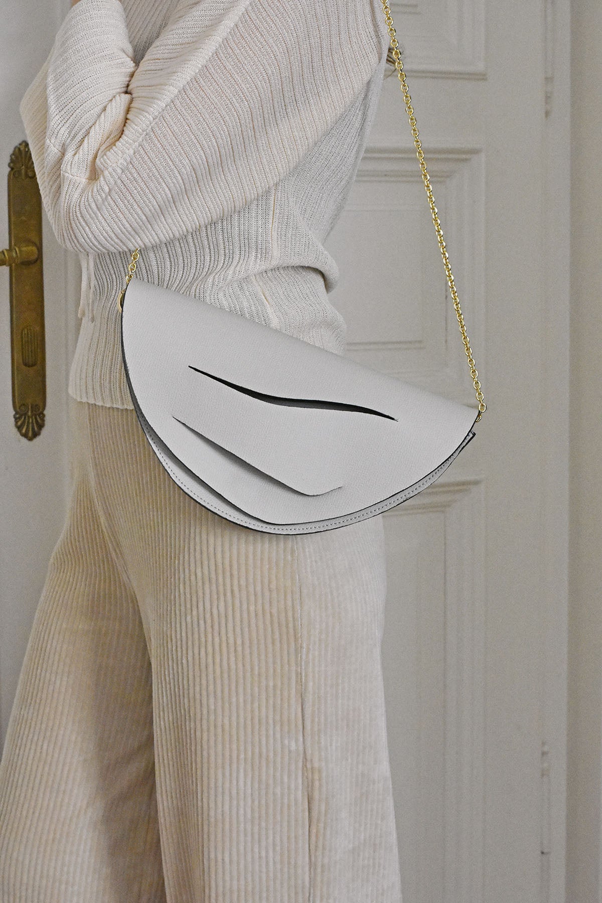Handmade bridal,wedding clutch bag handcrafted from genuine Italian leather,or vegan custom colors, elegant, white handbag, crossbody purse with unique wrist strap,anniversary gift by Budapest,EU based designer. Elegáns, egyedi, fehér, designer borítéktáska, menyasszonyi táska, válltáska magyar táskatervező márka.