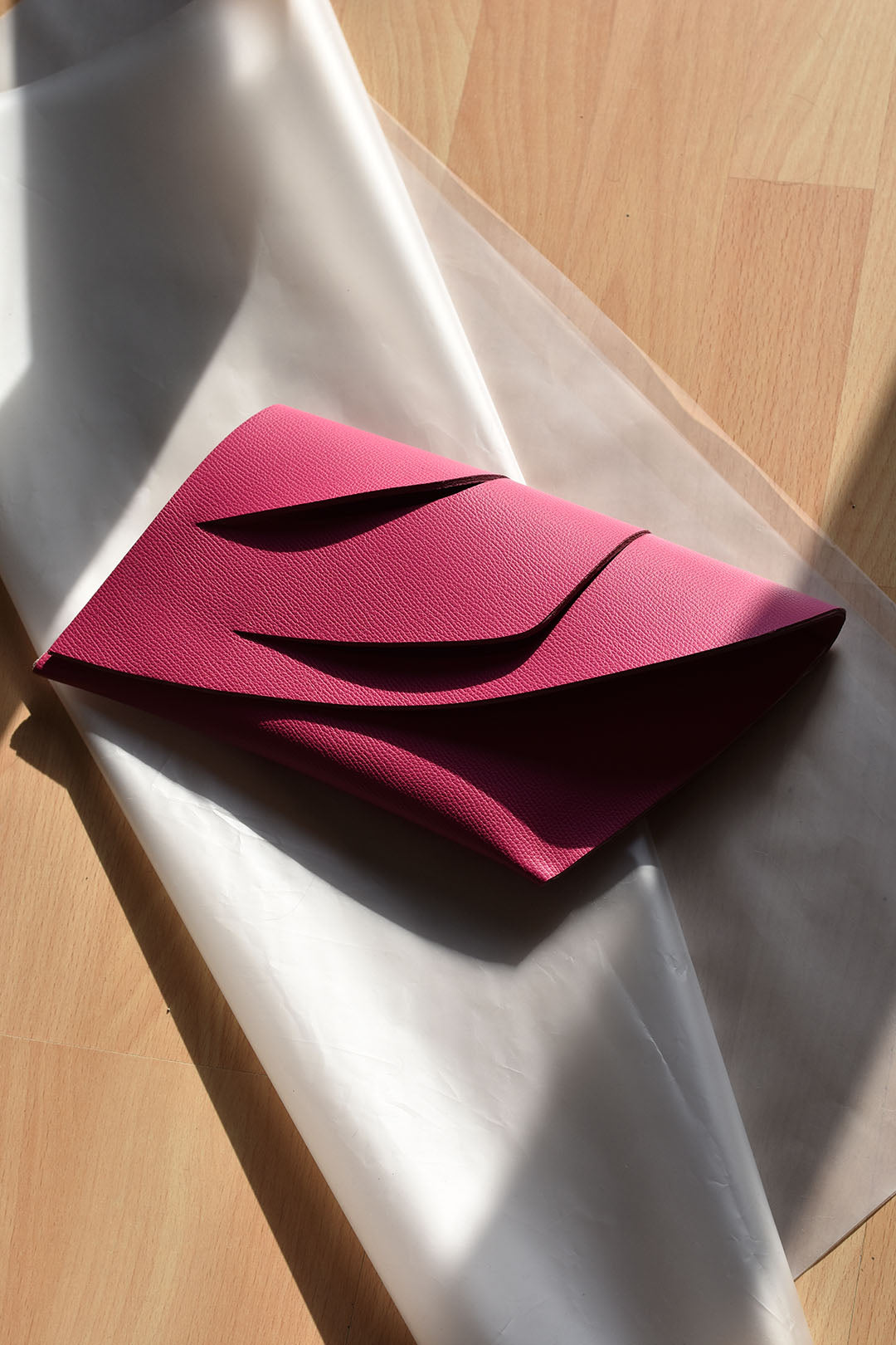 Prémium bőr designer borítéktáska magyar iparművész tervezői táska márka, különleges színek, személyre szabott felirat,monogram, ajándék csomagolás. Italian leather handmade elegant occassion clutch bag, seen on Vogue, unique wrist strap, custom colors, personalized bridal clutch gift, Budapest, EU based fashion brand.