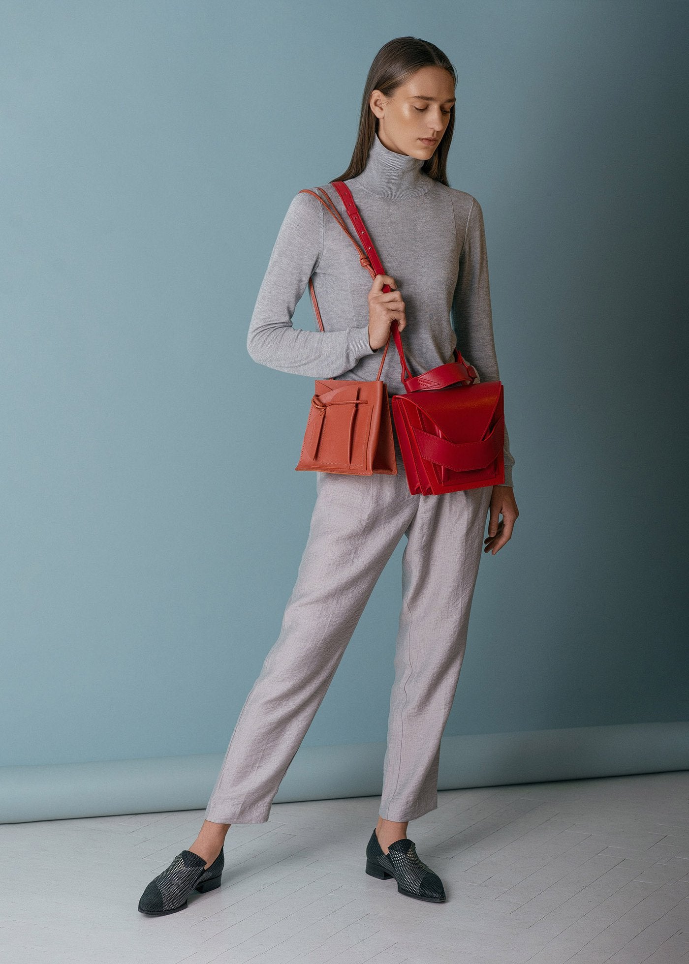 Magyar designer egyedi bőr táska, csukló pánt, női, uniszex válltáska, különleges színekben, személyre szabott felirattal, monogrammal, ajándék csomagolással, magyar tervező, márka. Handmade, genuine Italian leather, custom colors, red handbag, crossbody purse with unique wrist strap by Hungarian, Budapest based designer.