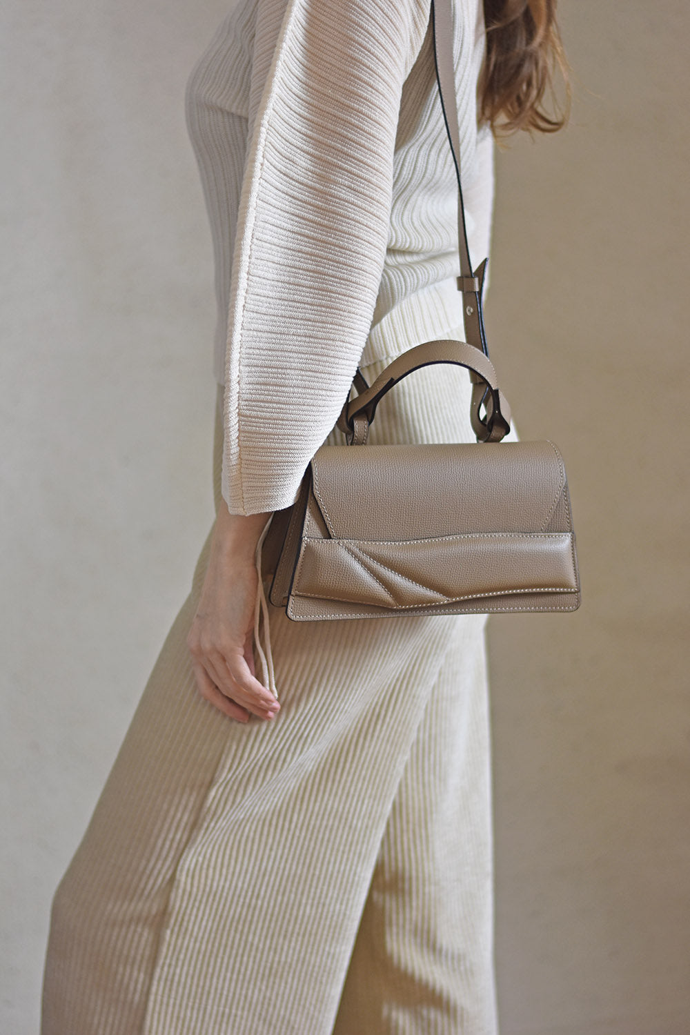 Magyar designer bőr crossbody táska, egyedi, női, uniszex, iparművész válltáska, különleges színekben, személyre szabott monogram, ajándék csomagolással. Handmade genuine leather crossbody bag by Budapest based fashion designer, unique wrist strap handle, gift wrap available. Limited quantities, ethical production.