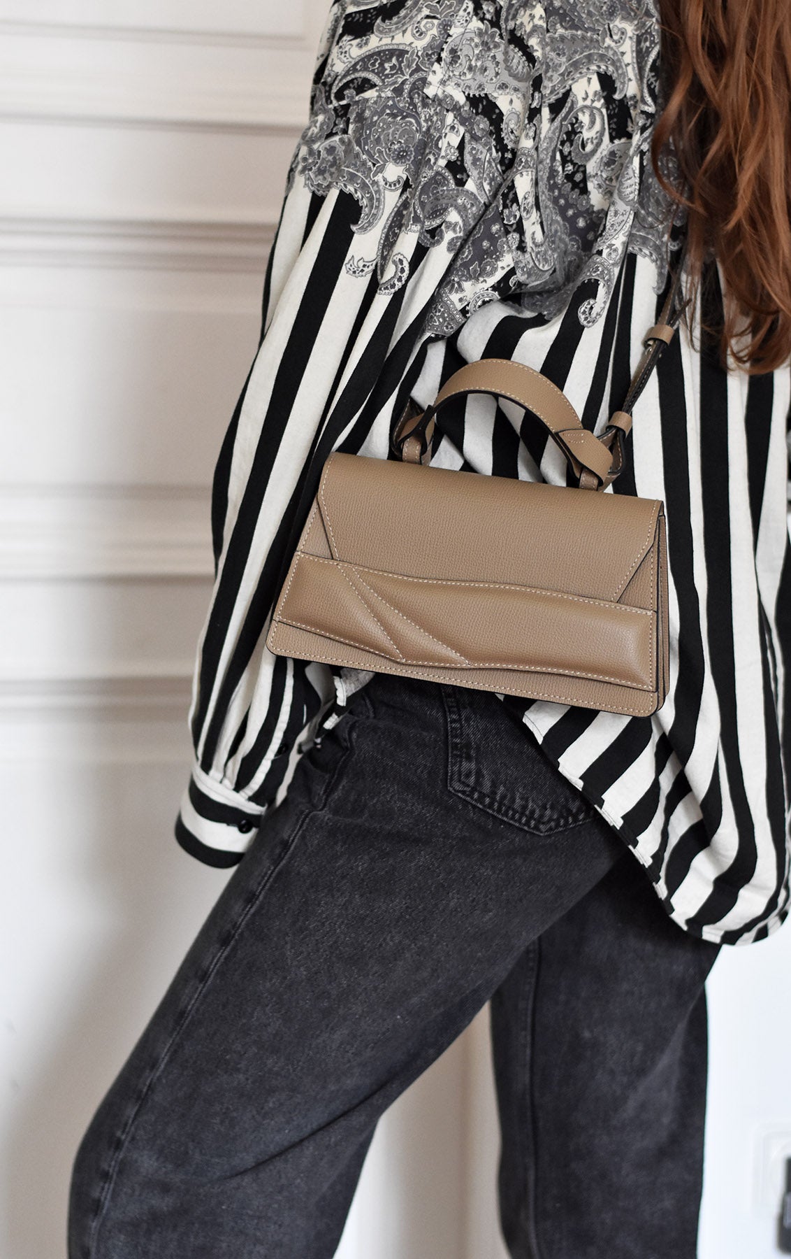 Magyar designer bőr crossbody táska, egyedi, női, uniszex, iparművész válltáska, különleges színekben, személyre szabott monogram, ajándék csomagolással. Handmade genuine leather crossbody bag by Budapest based fashion designer, unique wrist strap handle, gift wrap available. Limited quantities, ethical production.
